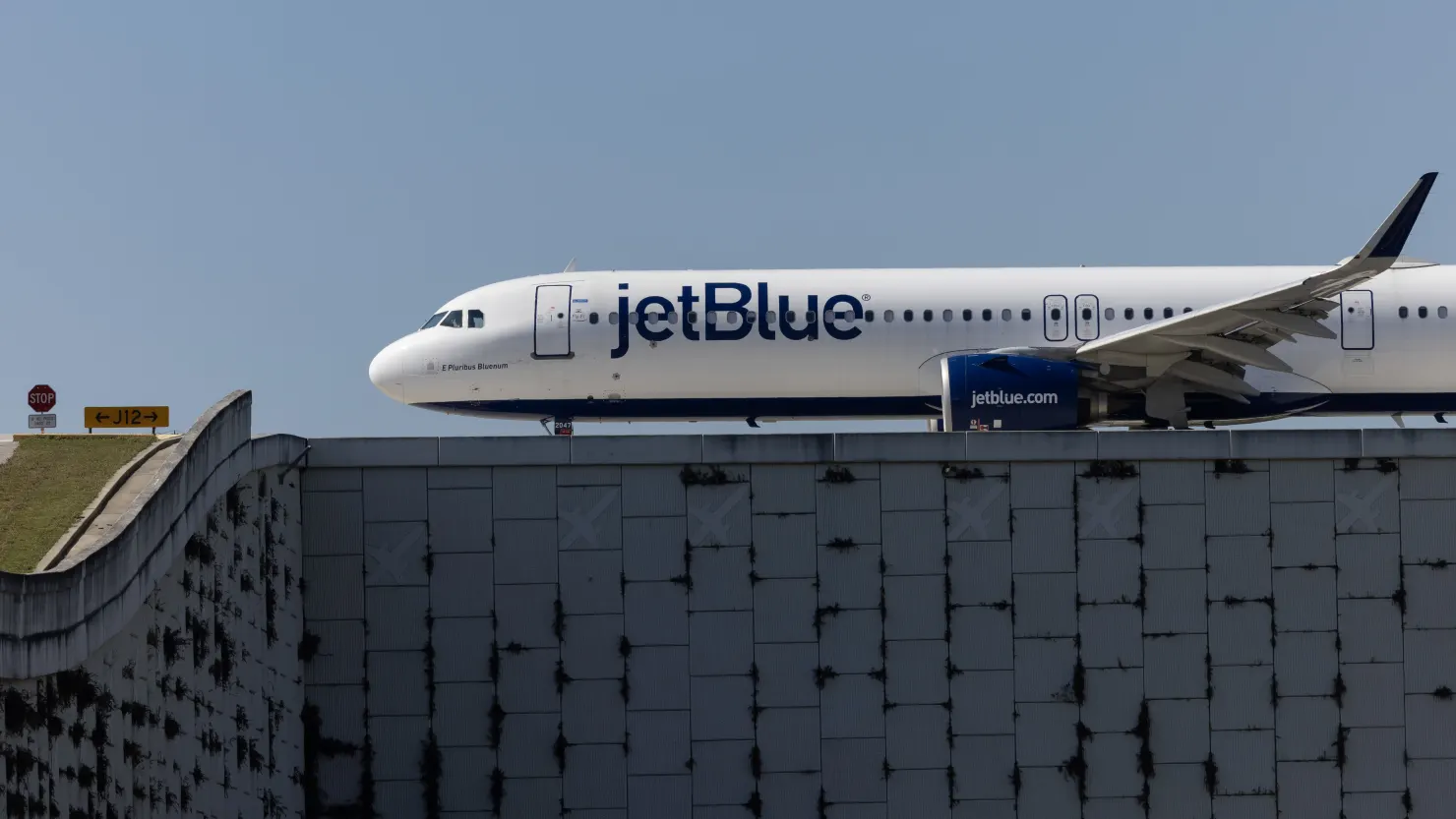 JetBlue Shares Plunge 25% Following Disappointing Financial Outlook