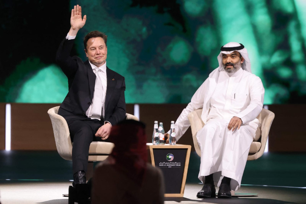 Tesla CEO Elon Musk, who attended the 'Saudi-US Investment Forum' held on the 13th (local time), waves to the participants. AFP Yonhap News Agency