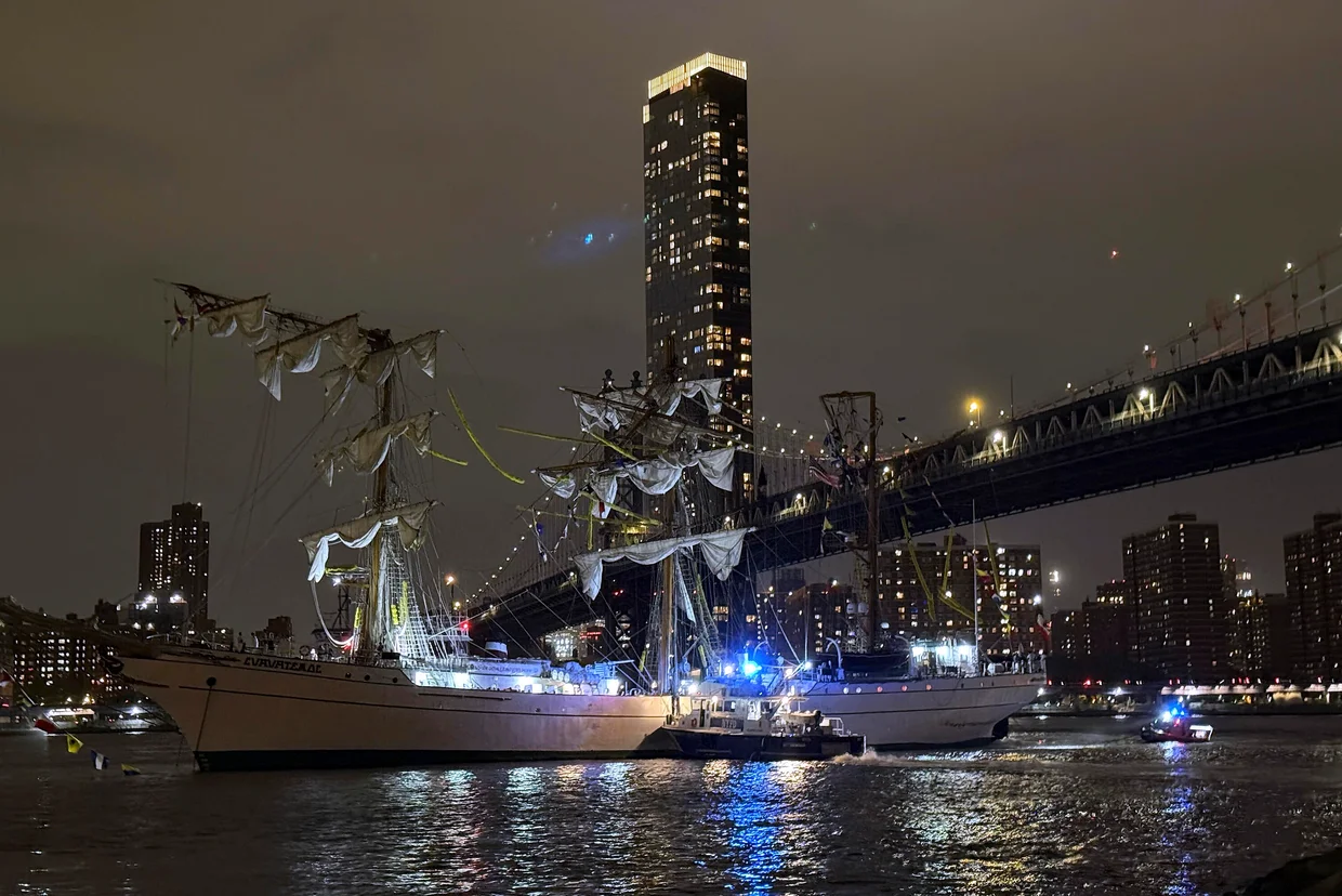 2 dead after Brooklyn Bridge hit by Mexican navy ship