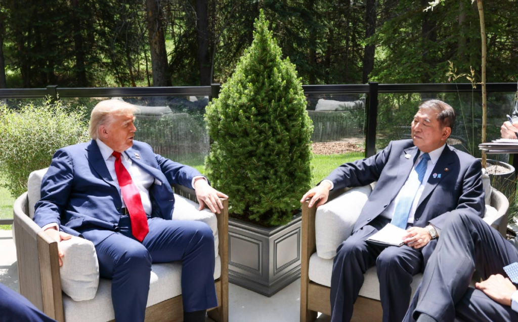 U.S. President Donald Trump (left) speaks with Prime Minister Shigeru Ishiba at the Group of Seven summit in Kananaskis, Alberta, Canada, on Monday. | CABINET PUBLIC AFFAIRS OFFICE / VIA JIJI