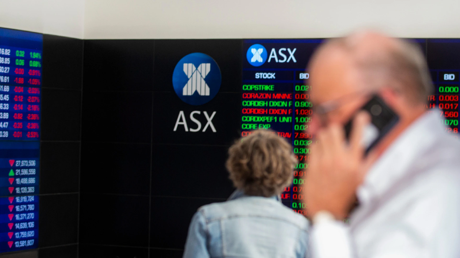Australian stocks hit record high amid mixed trading in Asia-Pacific markets