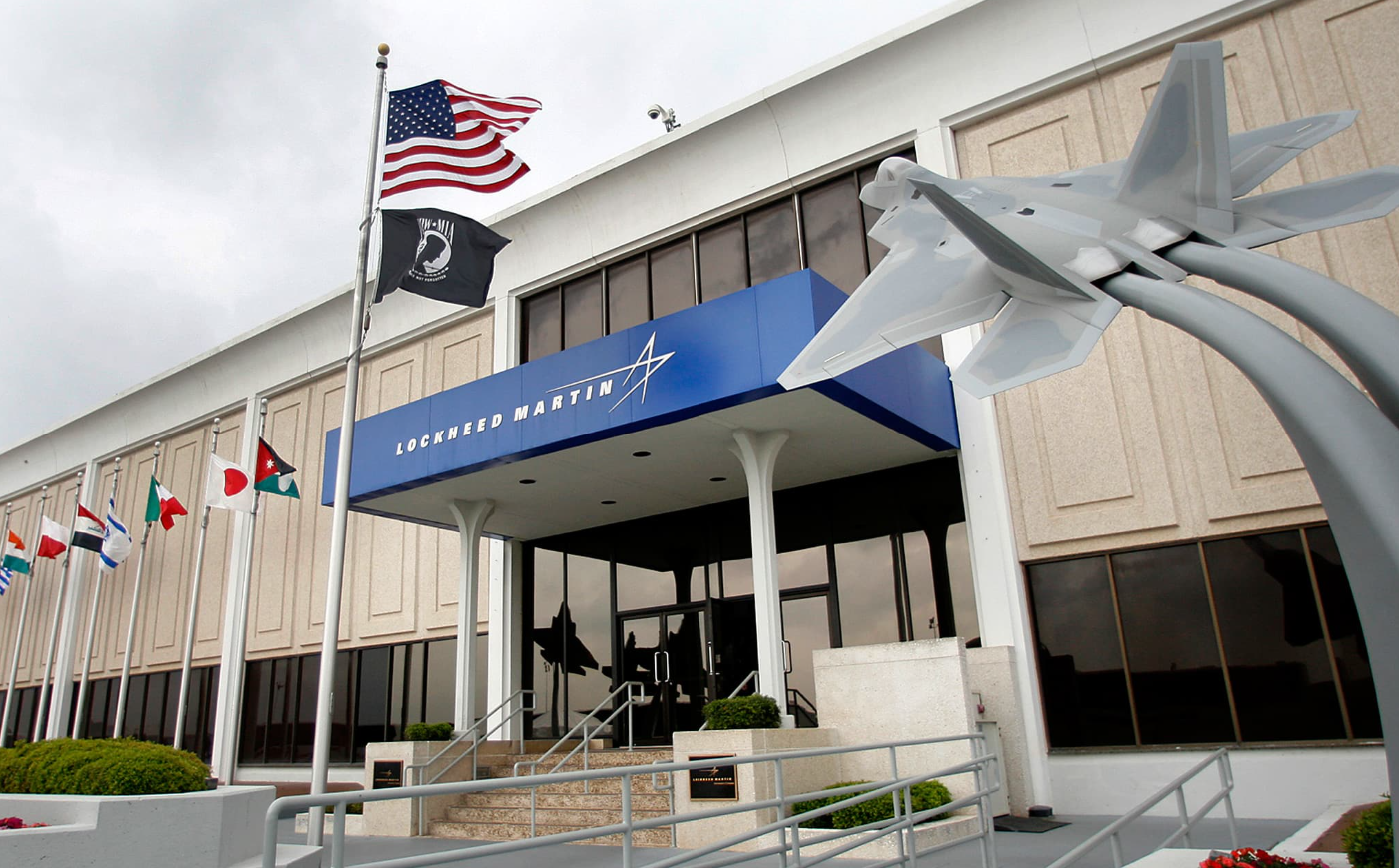 Lockheed Martin hits new 52-week low following earnings miss