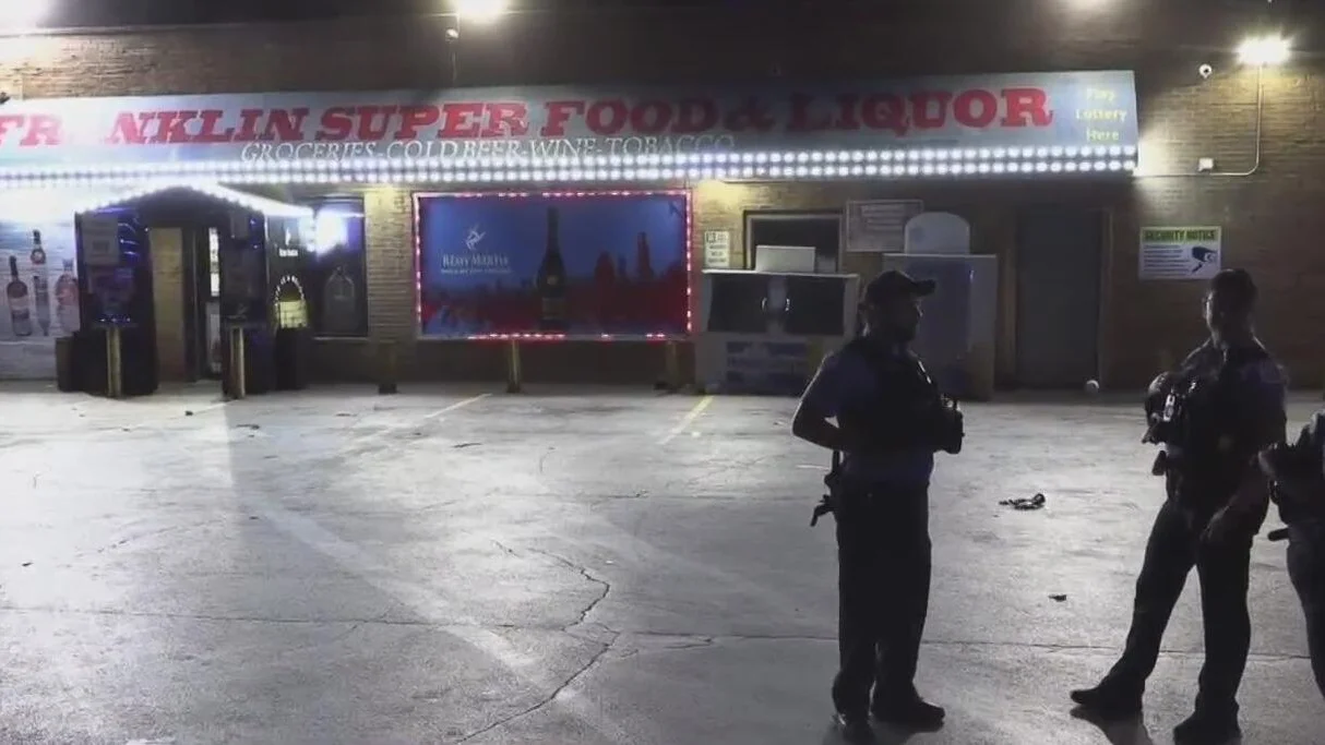 2 men shot during argument at convenience store in Humboldt Park, police say