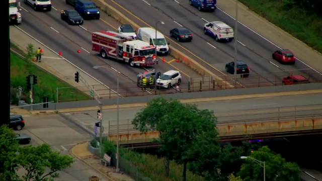 Crash disrupts Eisenhower Expressway in Chicago's west suburbs