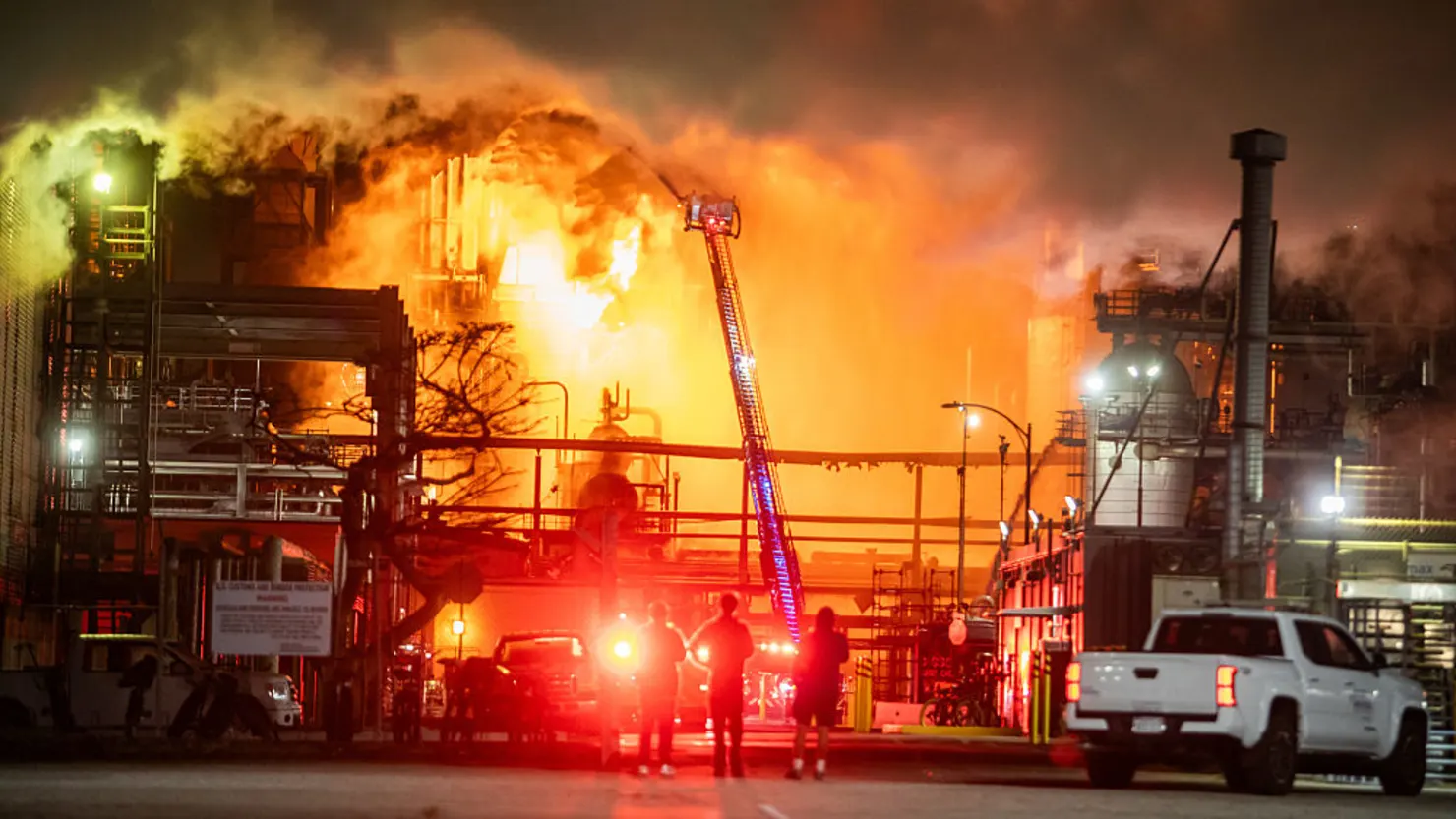 Massive fire breaks out at Chevron oil refinery in California