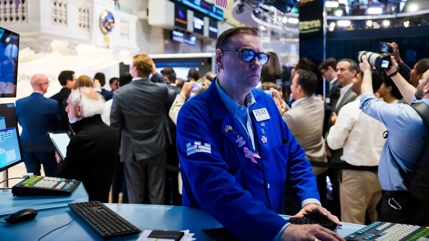 Stocks rise as traders await more progress on ending shutdown