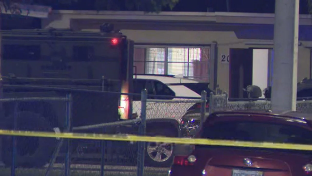 Fort Lauderdale police standoff related to Lauderdale Lakes crash, shooting
