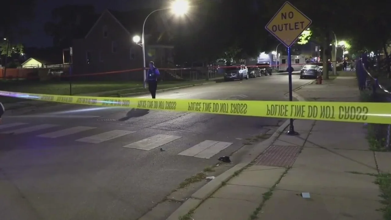 2 injured in separate shootings a minute apart on West Side