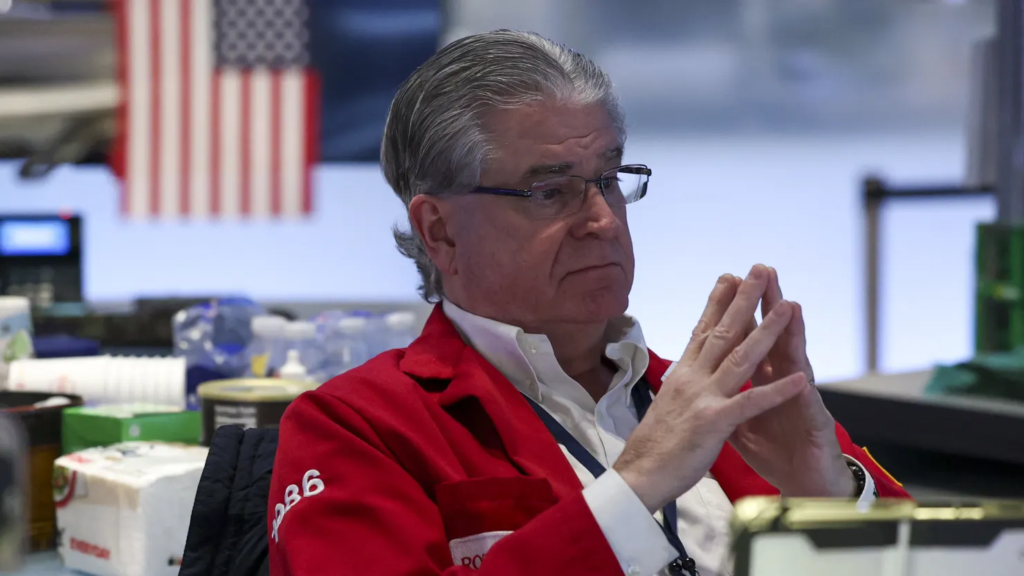 Stocks bounce as oil eases slightly, but S&P 500 heads for third-straight losing week