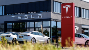 Tesla shares decline as investors’ focus shifts to SpaceX debut