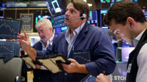 AI Stocks Fall as Industry Leaders Call for Development Slowdown